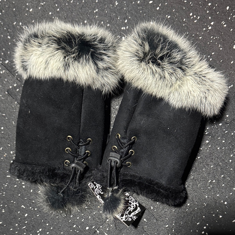 Elegant Black Fingerless Gloves with Faux Fur - Picture 4 of 4